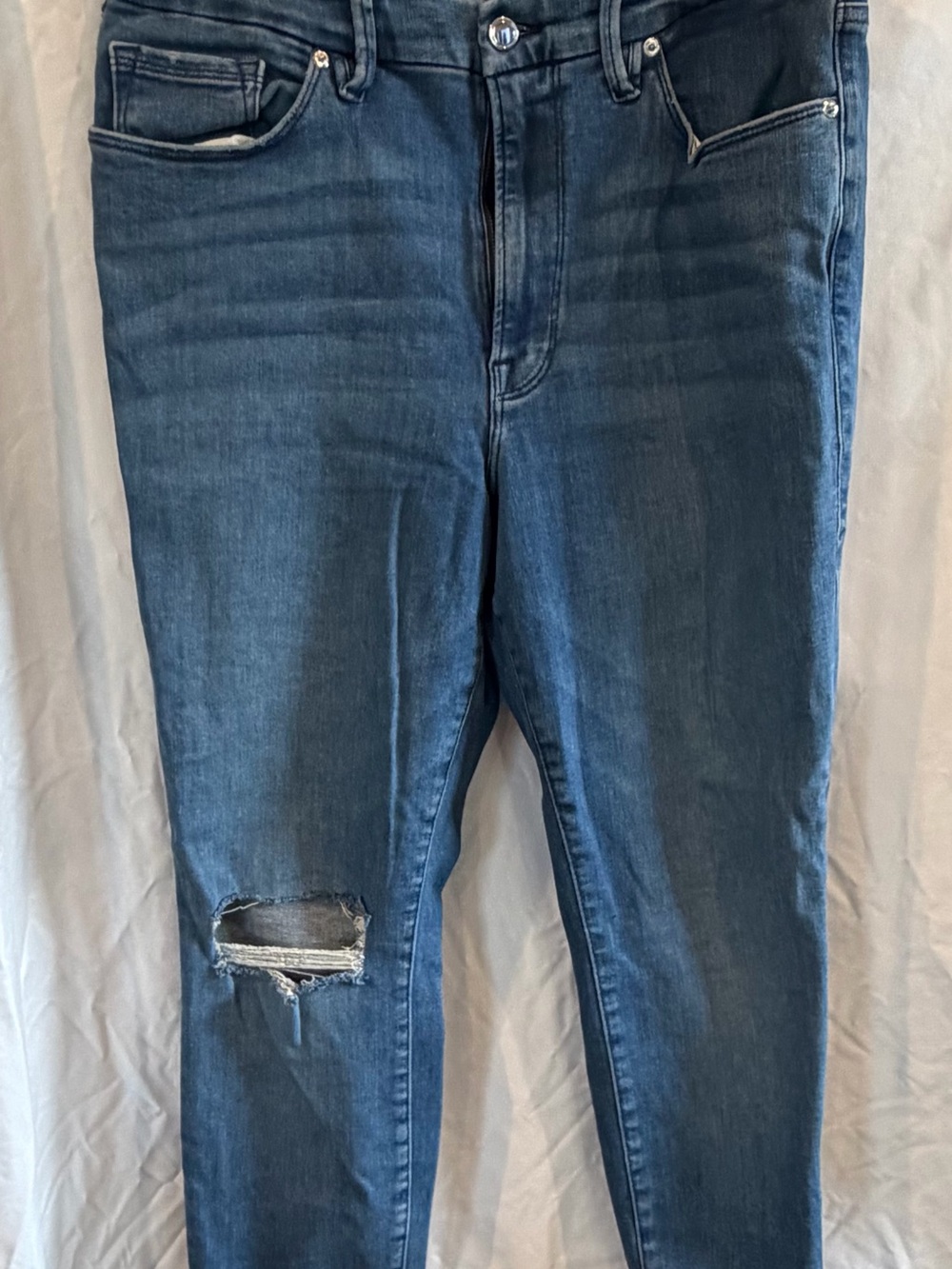 Good American Dark Indigo Skinny Jeans with Distressed Knee